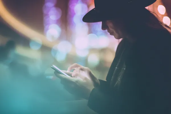 ক্যাসিনো চিপে ঘেরা এক আত্মবিশ্বাসী ডিলার খেলোয়াড়দের GOOD111 অ্যাকাউন্টে লগইন করতে আহ্বান করছেন—যা দ্রুত ও সহজ লগইন সুবিধাকে উপস্থাপন করে।